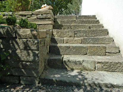 Wunderschöne, alte Sandsteine werden in einer neu geplanten Treppe verbaut