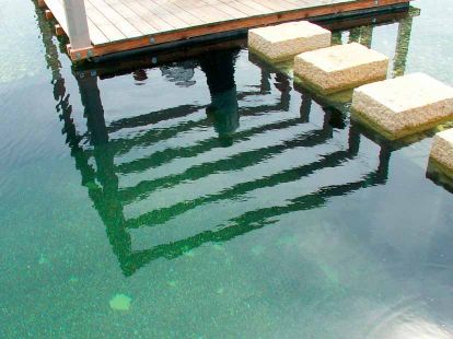 Schwimmteich mit Insel-Konstruktion aus Stahl und Lärchenholz