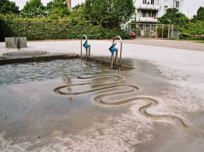 Wasserspiel in städtischem Schwimmbad