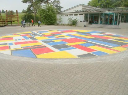Pausenplatz mit bunt gemalten Mustern auf Asphaltbelag