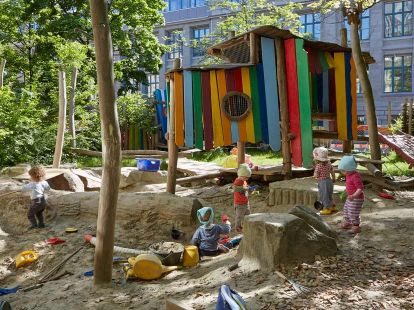 Sandplatz mit Spielhütte in einer KITA