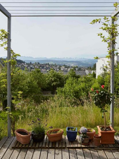 Pergola mit Panorama und Aussicht auf Hausgarten
